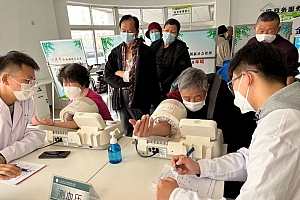 爱心·义诊—春意暖暖学雷锋 爱心义诊促和谐