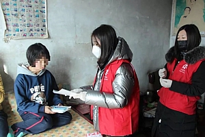 爱洒乡间 情暖心田