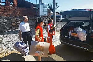 走访慰问贫困户,修缮房屋暖民心