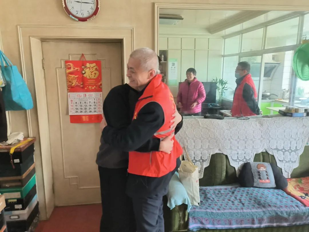 省福彩“爱心守护,照亮童年”项目丨"红马甲三月入户,温暖包裹困境儿童"