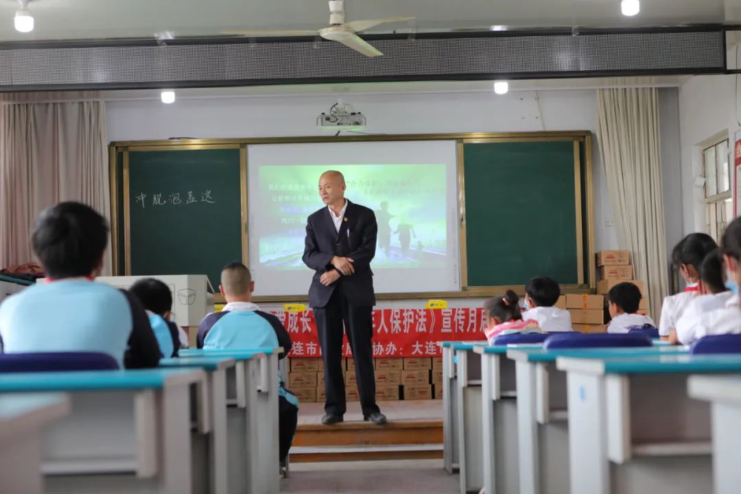 《合力保护、关爱成长》祝小朋友们节日快乐!