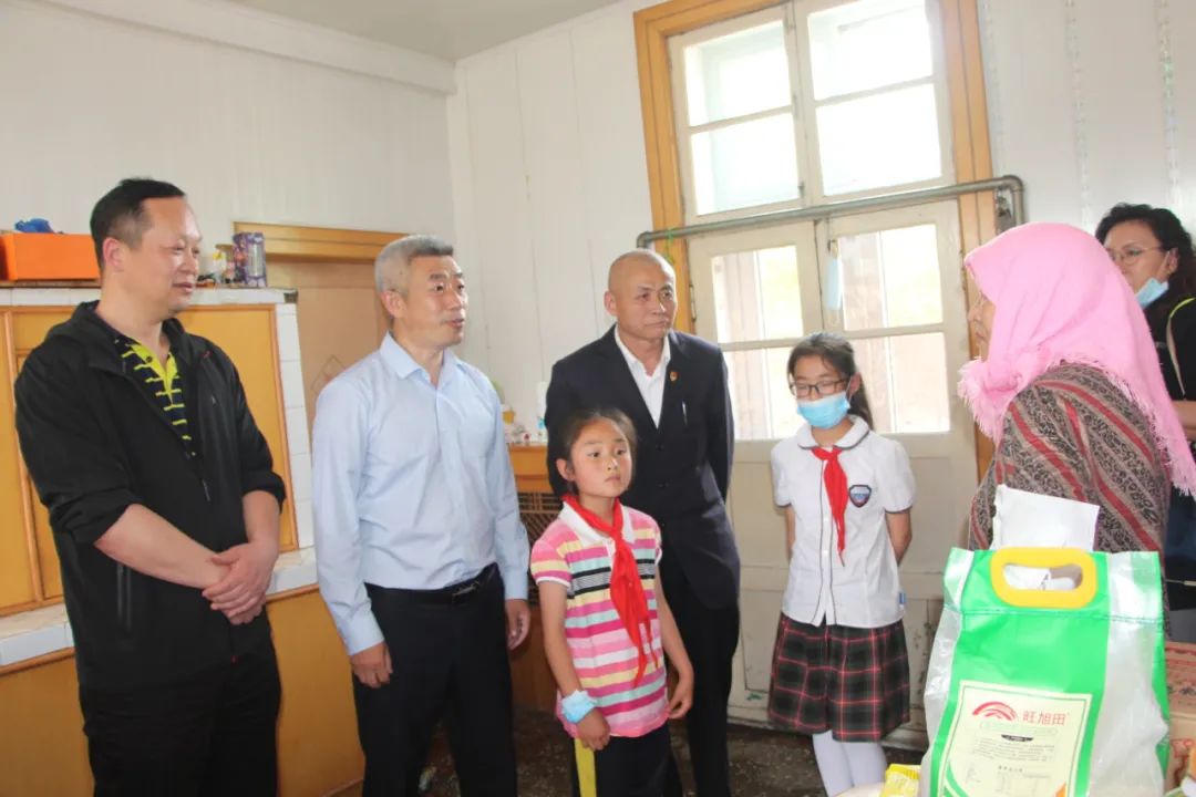 《合力保护、关爱成长》祝小朋友们节日快乐!